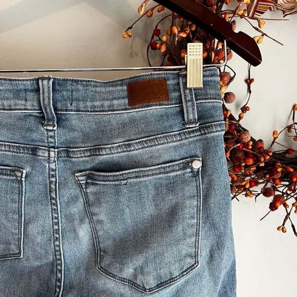 Judy Blue Mid Rise Bermuda Denim Jean Shorts Size MEDIUM Light Wash - Picture 7 of 11